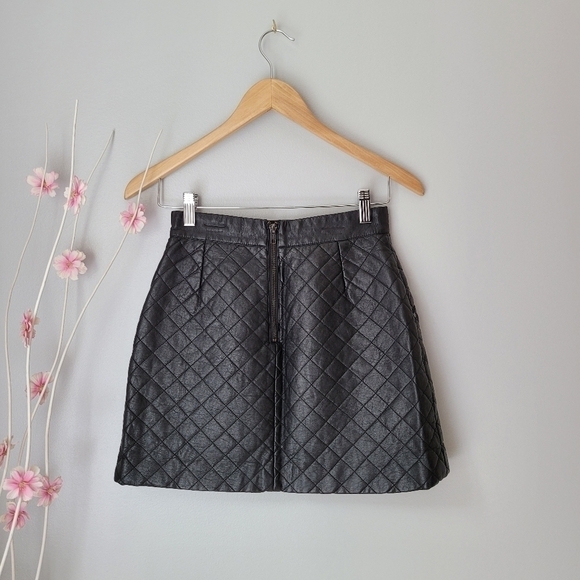 TOPSHOP Quilted PU Leather Skirt - Picture 4 of 8